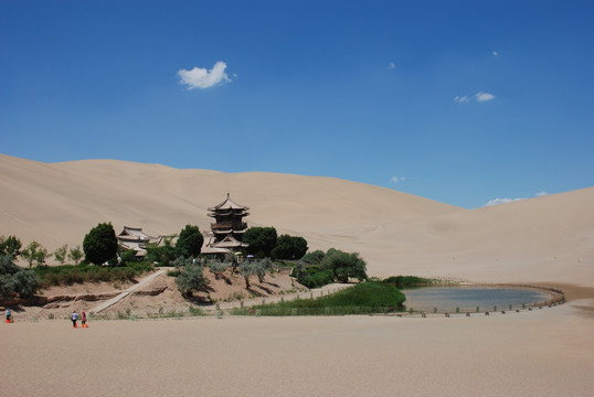 敦煌鸣沙山月牙泉风景区