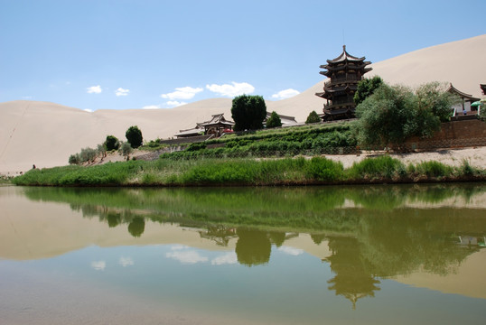 敦煌鸣沙山月牙泉风景区