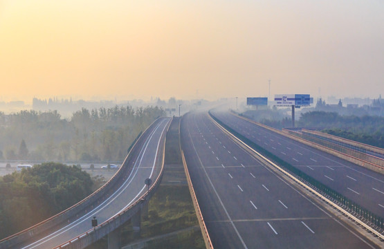 雾霾中的高速公路