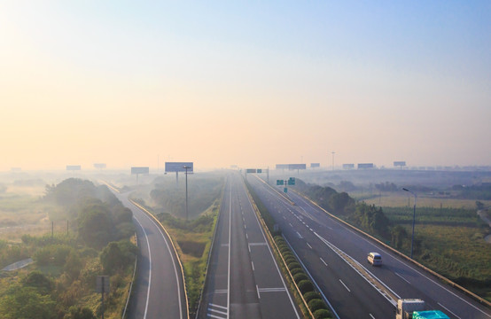 雾霾中的高速公路