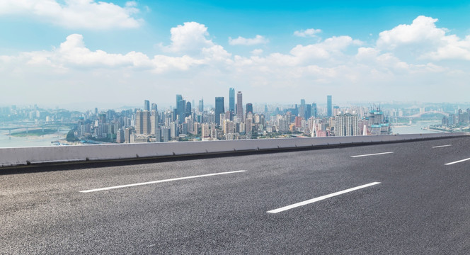 道路路面和城市天际线