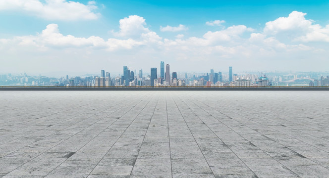 道路路面和城市天际线