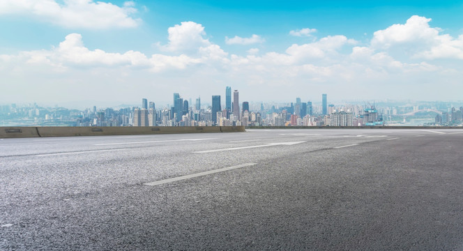 道路路面和城市天际线