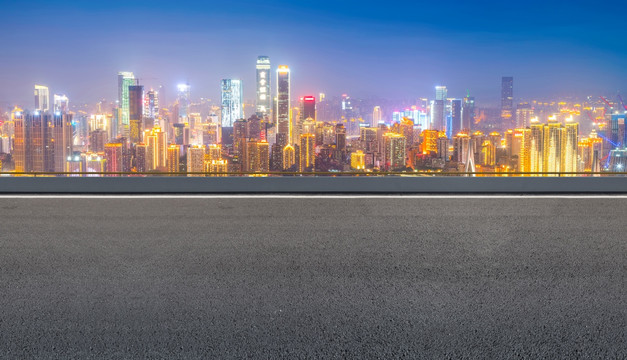 道路路面和城市天际线