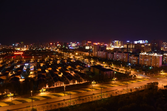 城市夜景路面，交汇路口的夜景