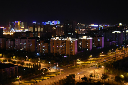 交汇路口的夜景