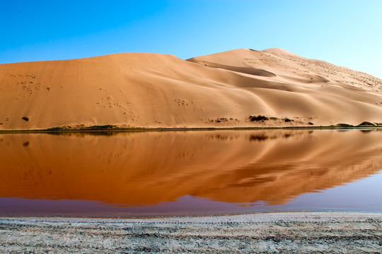 超高清沙漠变色湖泊倒影