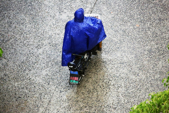 雨中骑摩托车的人