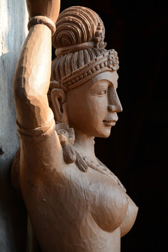 真理寺木雕像