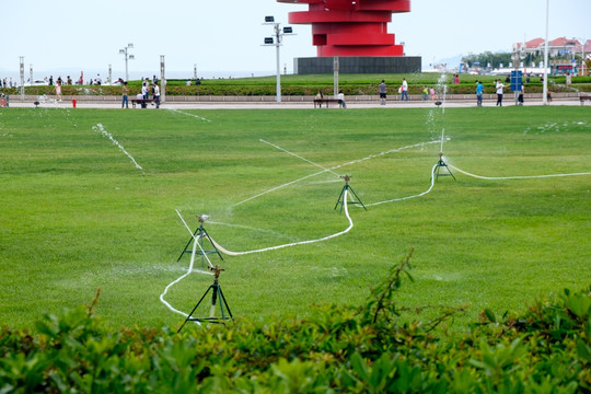 草地浇水