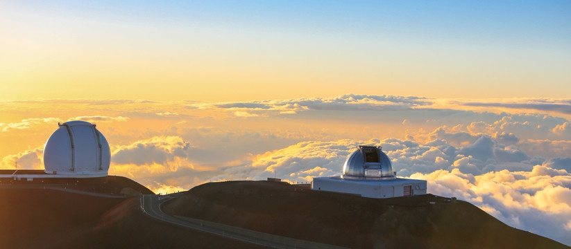 莫纳克亚天文台上看霞光云海