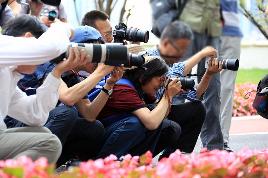 一群摄影记者