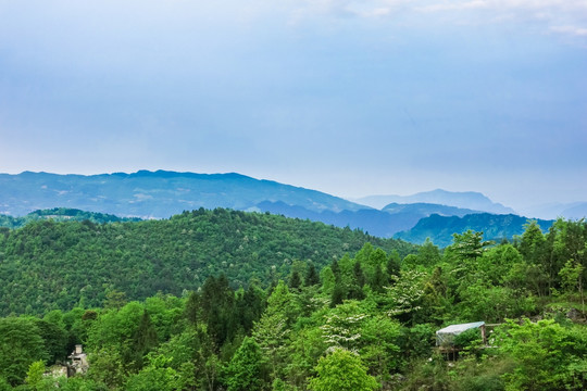 青山层峦叠嶂