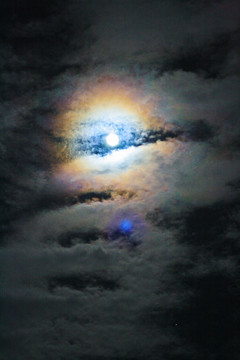 月光透过云层