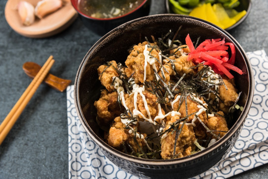 炸鸡块丼饭