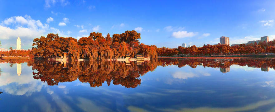 翠湖秋景全景图