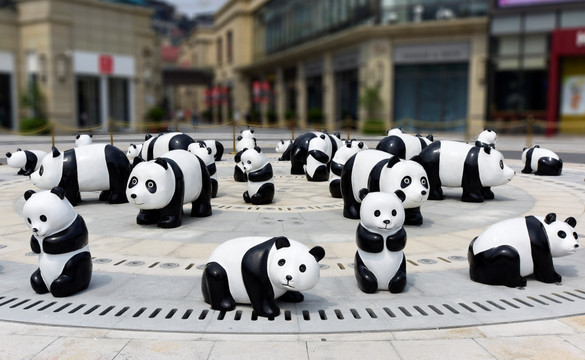 一群熊猫 雕塑
