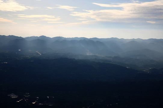 夕阳下的山川云彩