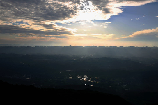 夕阳下的山川云彩