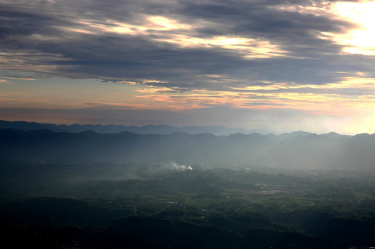 夕阳下的山川云彩