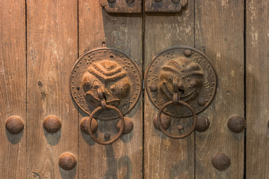 老房门上的铜门环