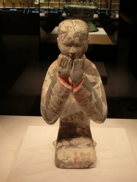 西汉彩绘跽坐女陶俑