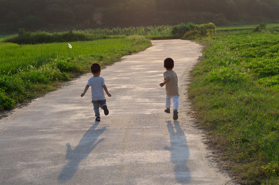 奔跑的小孩