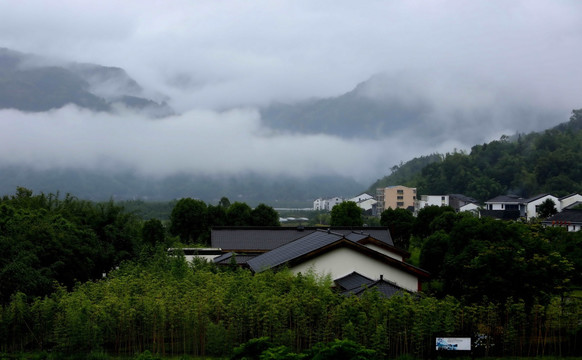 白雾中的古居