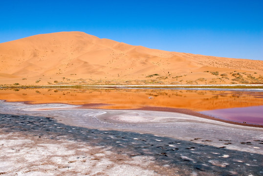 极致美红色沙漠湖泊白色结晶风景