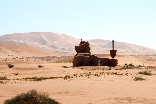 沙漠中成吉思汗雕塑