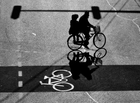 黑白自行车光影街拍