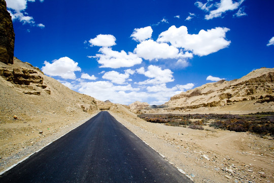 穿越西藏阿里地区札达土林的道路