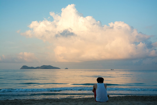 海边沉思的男孩