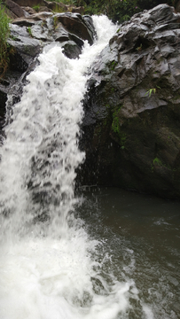 山涧爆流