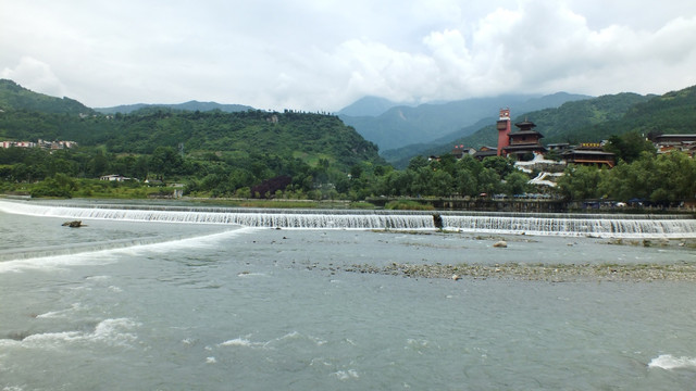 河流 水坝 羌寨