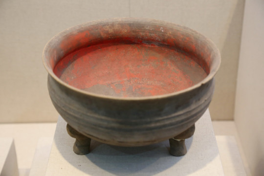 汉代食器红彩陶鼎
