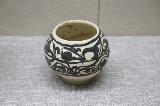 宋代白地黑花的瓷罐