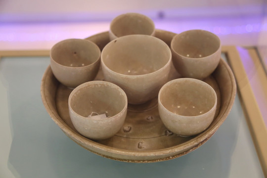 隋代青釉瓷盘瓷碗
