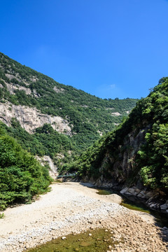 山间溪流