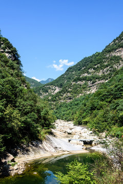 峡谷河流