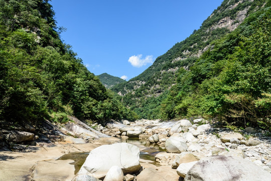 峡谷河流