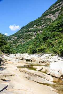 峡谷河流