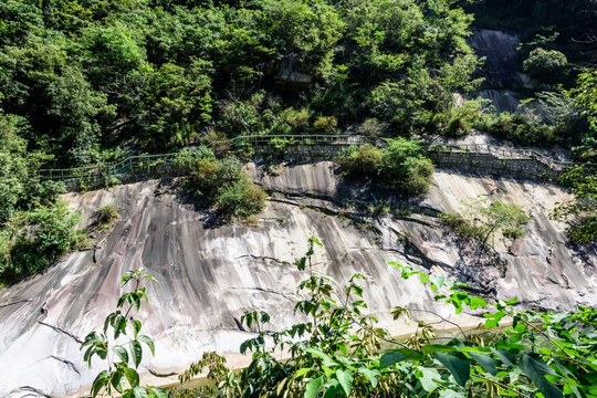 峭壁上的游步道