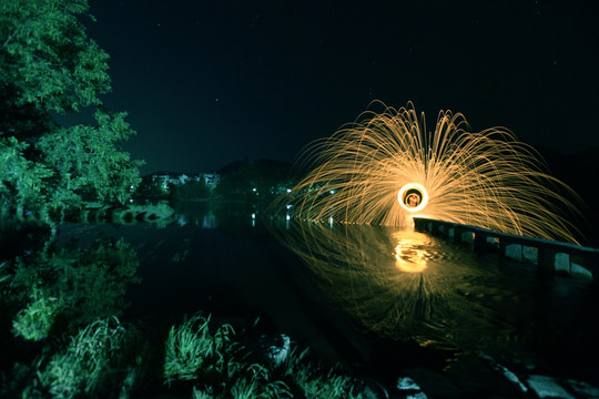 夜幕下的小桥