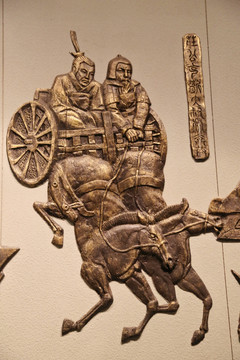 铜雕壁刻古代马车