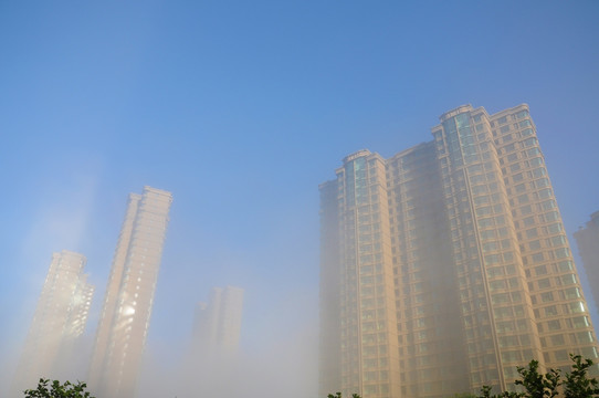 雾气蒙蒙中的高楼