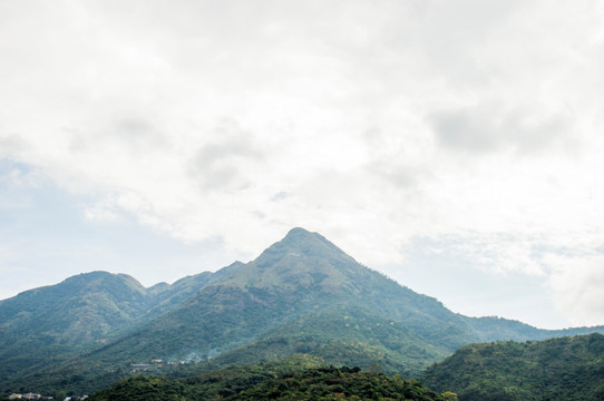 藍天下的山峰山脈