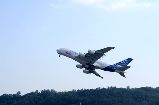 起飞中的空客A380