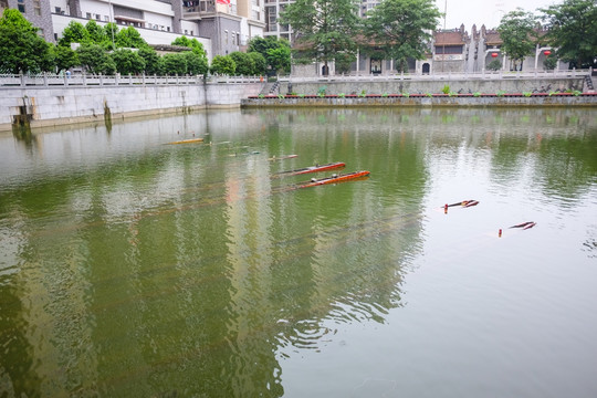 城中村改造 沉在水中的龙舟