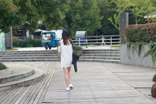 背着书包走在路上的女学生